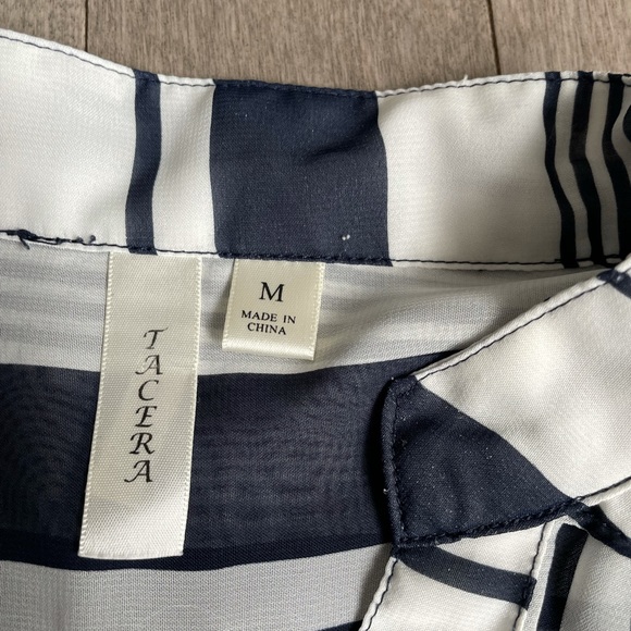 Tacera Sz M short sleeve tunic blouse. Like new - Picture 5 of 5